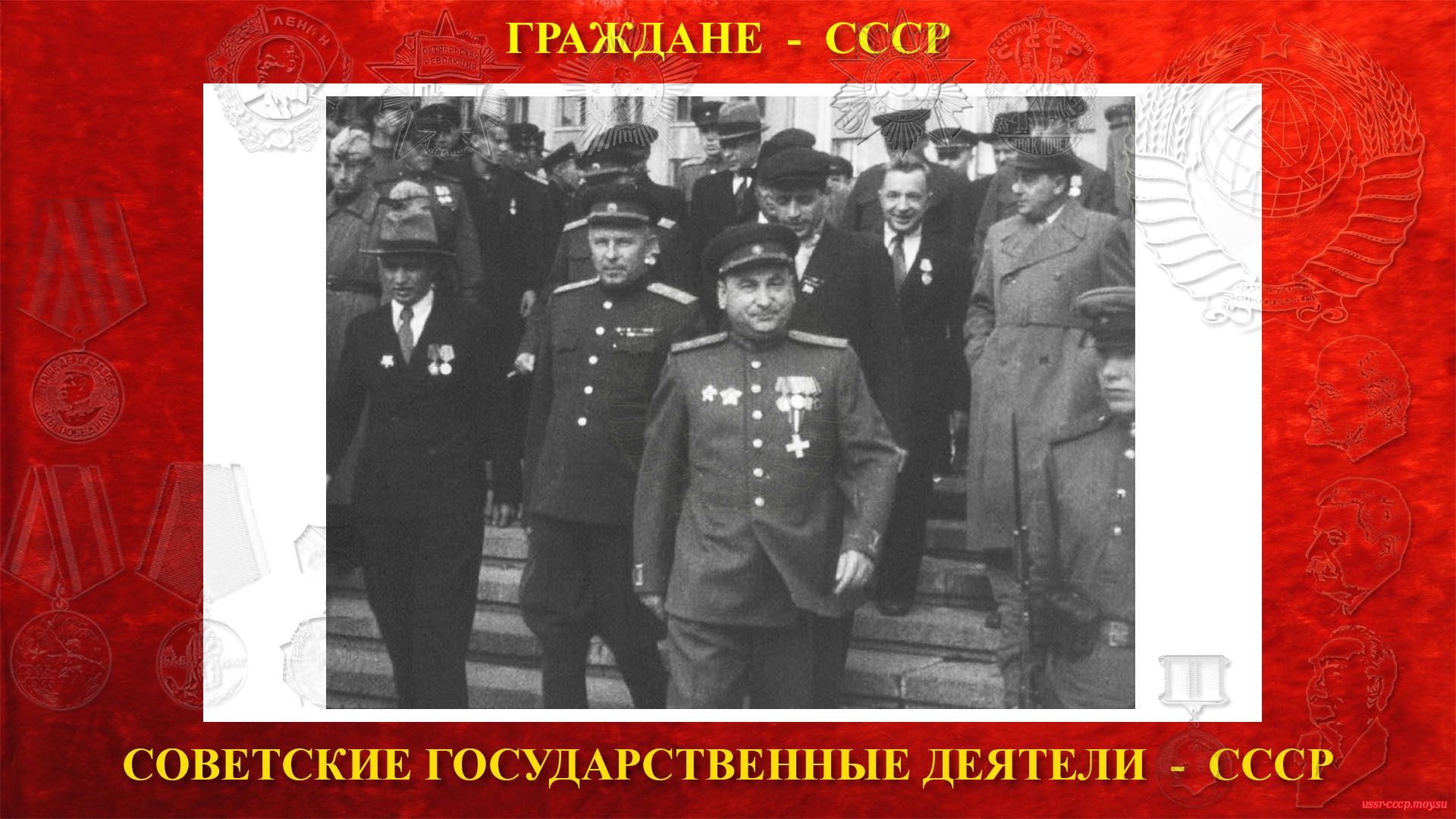 01.05.1945 — П. К. Пономаренко сходит с трибуны после праздничного первомайского парада в Минске (Кадр кинохроники).